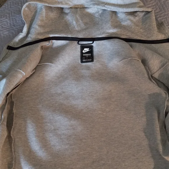 Boys Nike Tech Fleece - Picture 2 of 3